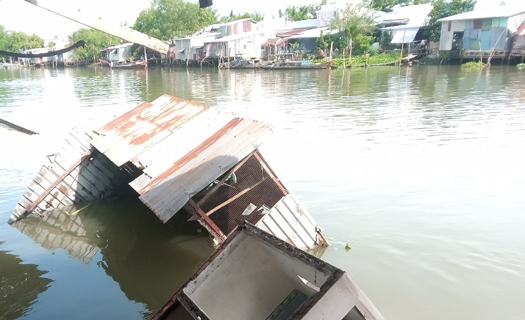 Cần Thơ: Liên tiếp sạt lở làm nhiều nhà dân rơi xuống sông